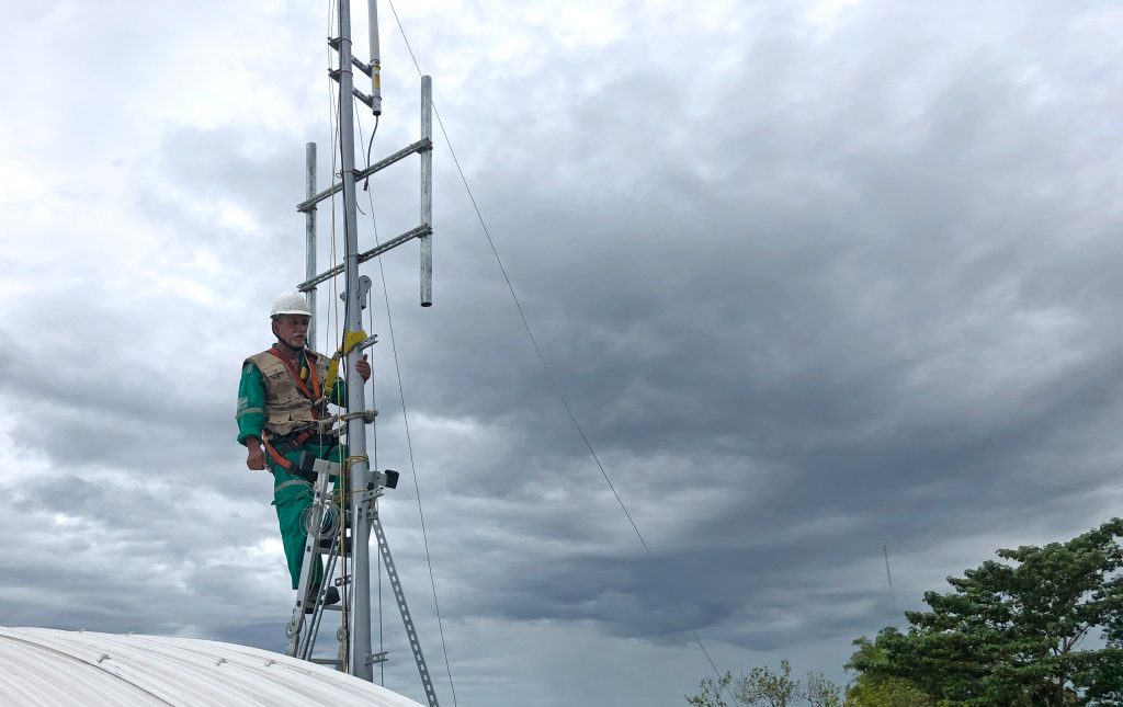 Operario instalando antena de RRBS